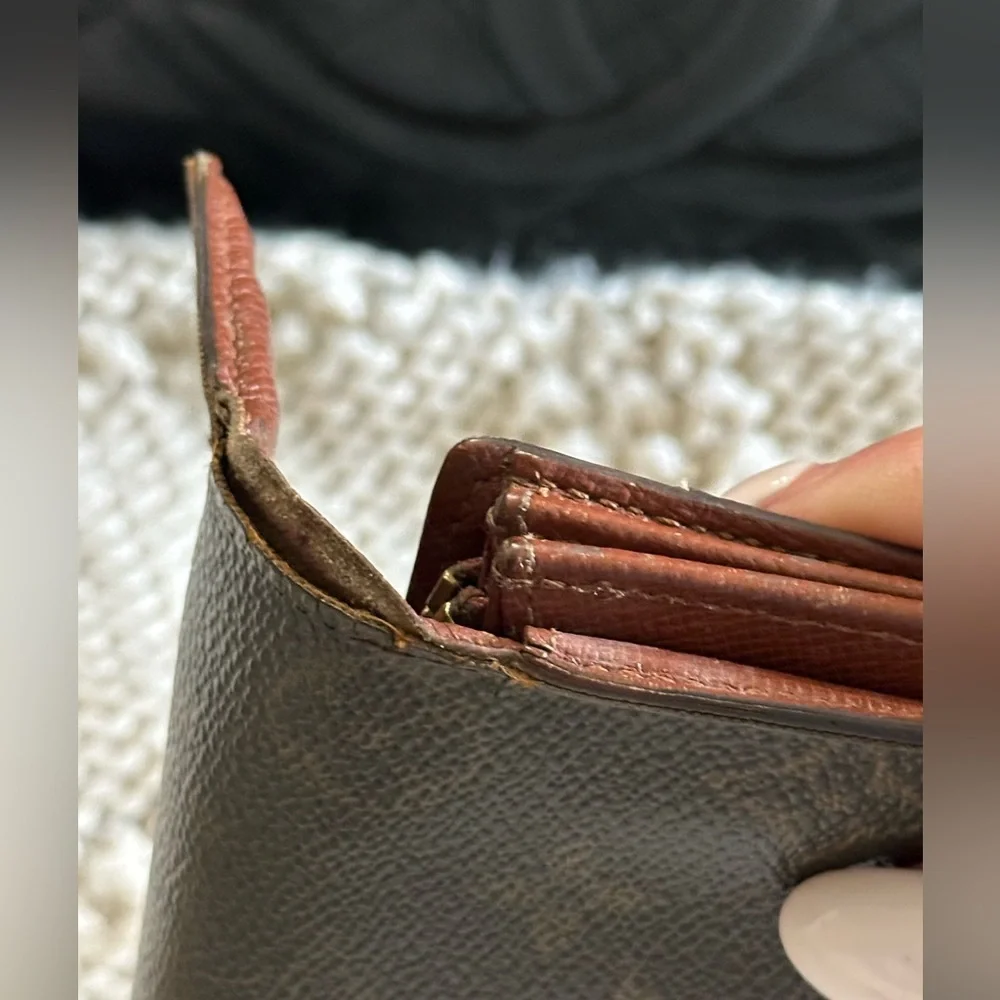 Authentic Louis Vuitton Wallet; used as a crossbody reposhing from @Jebwa